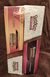 2x Caja Zoroark Pikachu Pokemon Leyendas Brillantes Prendedor Colección Sellado de Fábrica Juego de Cartas Coleccionables - Imagen 1 de 9