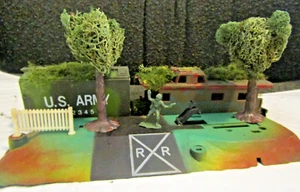Vintage ARMY CAMOUFLAGE DEPOT 2 Tyco Train cars & Old Grass-Like trees w/Soldier - Picture 1 of 7