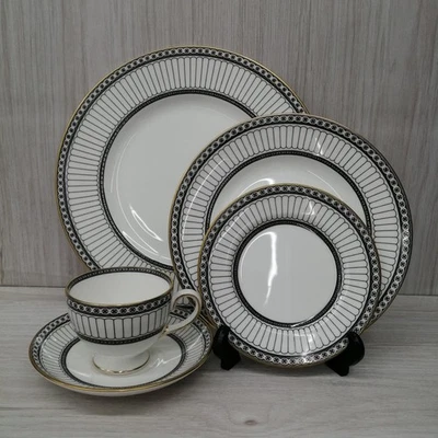 Wedgwood Colonnade Black Bone China prato de jantar e xícara e pires preto e branco - Imagem 1 de 4