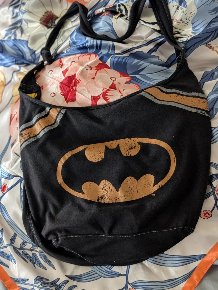 Bolso de hombro holgado hobo con logotipo negro y amarillo de Batman de DC Comics Foto 1 de 4