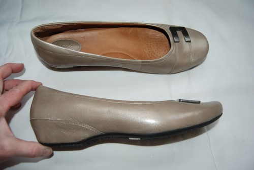 CLARKS Coro da concerto artigianale in pelle marrone tacco basso con accento metallico 11 M