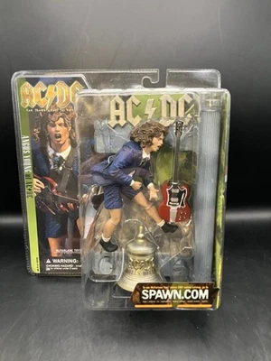 McFarlane Toys AC/DC 2001 Angus Young con traje de colegial con campana y guitarra - Nuevo Foto 1 de 2