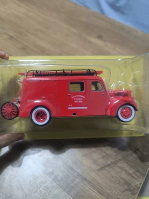 Die cast camion FORD F 798T FURGONE ANTINCENDIO  POMPIERI DAL MONDO 1/43 - Immagine 1 di 2