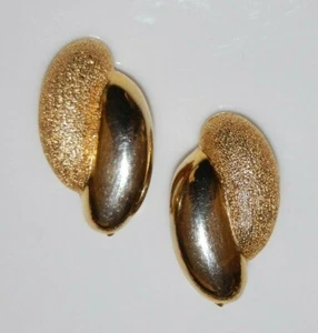 ELEGANT VTG MARVELLA MCM COUTURE GOLDEN SHINNY & FROSTED STATEMENT CLIP EARRINGS - Picture 1 of 12