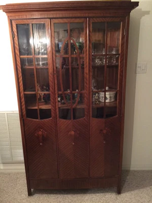 EXQUISITO GABINETE DE PORCELANA CON INCRUSTACIONES DE MADREPERLA CON VIDRIO SOPLADO A MANO SIGLO XIX? Foto 1 de 4