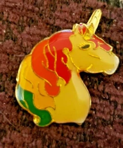 Vintage Emaille Einhorn Kopf Regenbogen Mähne Hut Pin Größe 1" Länge x 3/4" breit - Bild 1 von 1