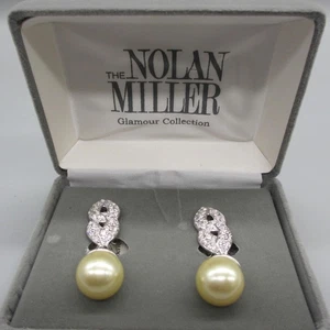 Orecchini Nolan Miller Collezione Glamour Simulati Perla Goccia Cristallo Pave Clip  - Foto 1 di 4