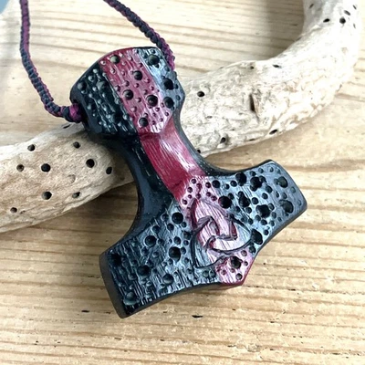 Collar de madera Bog Oak and Purpleheart Thor's Hammer Mjolnir & Triquetra (302) Foto 1 de 4