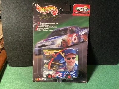Coche fundido a presión y tarjeta coleccionable Hot Wheels Racing, Mark Martin #6 escala 1/64 Foto 1 de 3