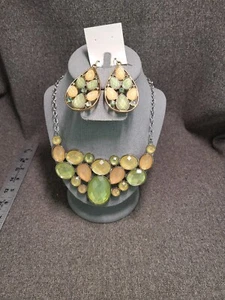 Collar llamativo estilo babero y pendientes colgantes tono dorado coral y piedras verdes 19" - Imagen 1 de 11