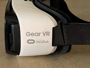 GEAR VIRTUAL REALITY POWERED BY OCULUS - Picture 1 of 8