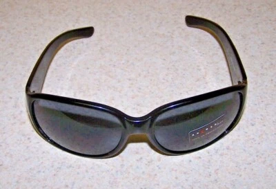 GAFAS DE SOL PARA HOMBRE AXCESS DE CLAIBORNE - MONTURAS NEGRAS/ENVOLTURA DE LENTES GRISES - ¡NUEVAS CON ETIQUETAS!! Foto 1 de 4