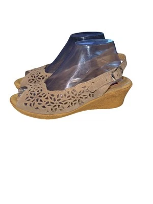 Spring Step Style: Tan "Footsie" Wedge Sandal EUC Euro Size 40 US Size 9 Italy - Image 1 of 4