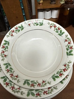 Juego de 4 cuencos Gibson Everyday Christmas Charm Holly Berries Foto 1 de 4