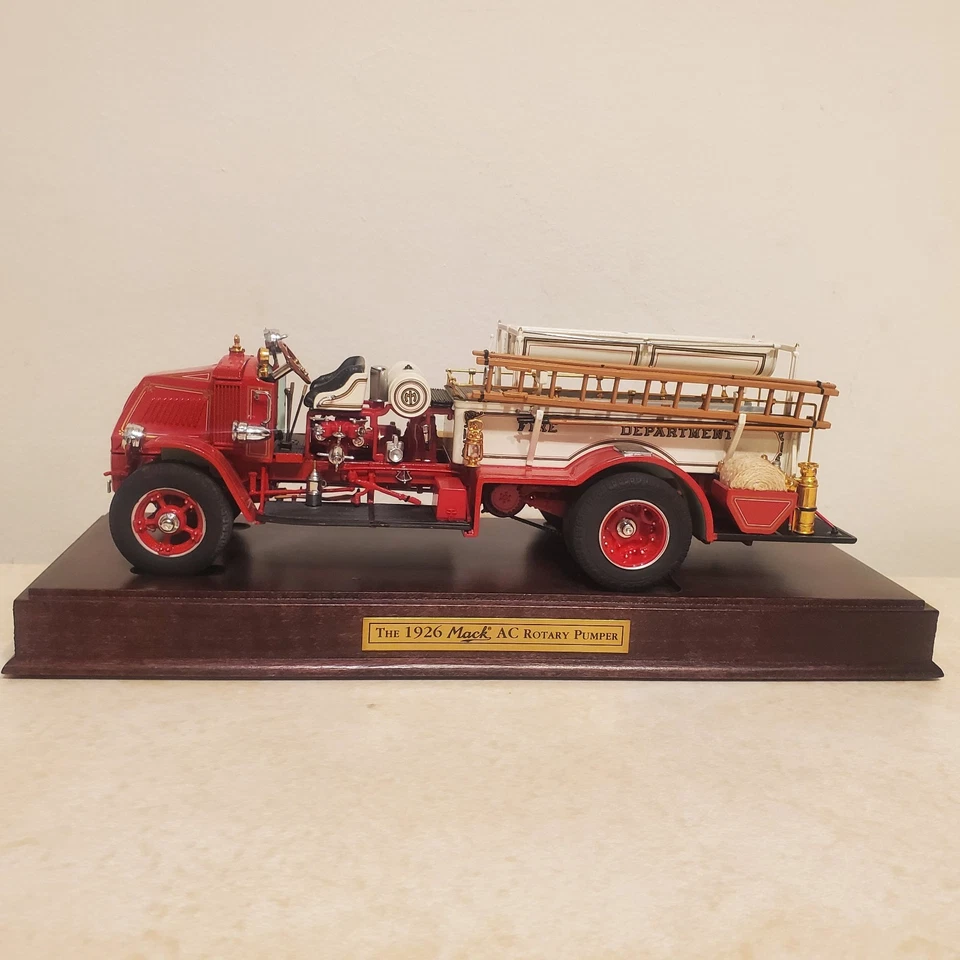 Camión de bomberos bomba rotativa Mack AC 1926 sin caja (con soporte, un poco polvoriento)  Foto 1 de 4