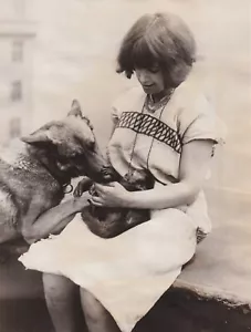 1926 Pressefoto Entdeckerin Natalie Rogers hält Tiere aus Südamerika - Bild 1 von 2