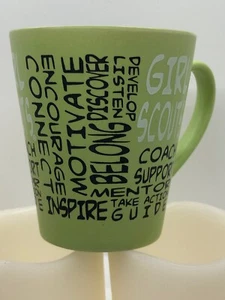 Taza Girl Scout - verde claro con verbos descriptivos - Imagen 1 de 6