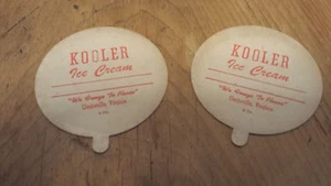 2 tapas de helado Kooler de papel vintage "We Freeze to Please" Clarksville, VA - Imagen 1 de 3