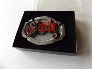 CASE IH FARMALL M Tractor Serie I de IV Hebilla de Cinturón de Peltre Edición Limitada CIH98-007 - Imagen 1 de 4