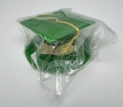 Винтажный пластиковый торт Topper выпускной зеленый крышка шляпа и основание желтый кисточки - Изображение 1 из 4