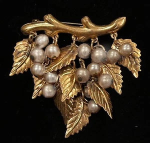 VTG Early MIRIAM HASKELL Gold Tone Faux PEARL & LEAF Dangle BROOCH. Unsigned. - Picture 1 of 8