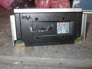Intel Pentium III SL4BS 1GHz 256KB 133MHz Ranura 1.7V 1 CPU con Disipador de Calor - Imagen 1 de 5