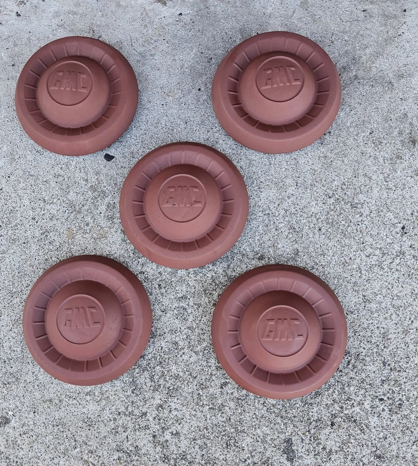 Tapacubos plato perro camioneta GMC 1955-1959 de colección originales granallados e imprimados  Foto 1 de 4