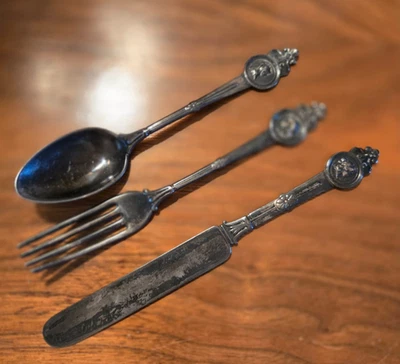 MEDALHÃO TIFFANY & CO/GORHAM *CONJUNTO JUVENIL (3 peças) PRATA ESTERLINA - FINAL DOS ANOS 1800 - Imagem 1 de 4