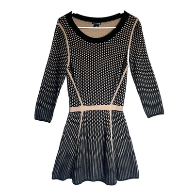 Vestido Suéter Club Monaco Ajuste Acampanado Texturizado Elástico Tejido S Negro Tostado Línea Limpia Foto 1 de 4