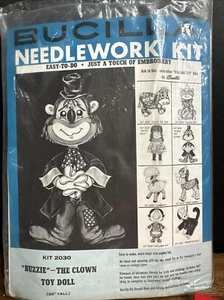 Vintage Bucilla Handarbeitsset Buzzie der Clown Spielzeugpuppe 22 Zoll Hug-Me-Toy KOMPLETT - Bild 1 von 3