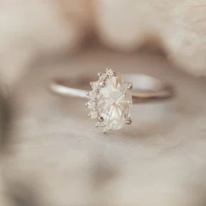 Anillo de compromiso de diamantes de corte ovalado cultivado en laboratorio IGI oro blanco de 14 quilates de 2,10 quilates - Imagen 1 de 14
