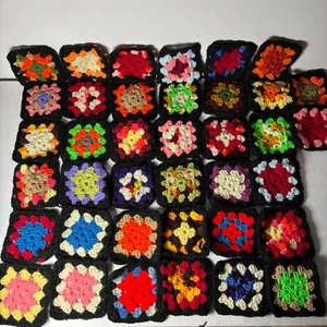 Aplique cuadrado vintage 38 piezas de ganchillo hecho a mano abuela floral multicolor negro - Imagen 1 de 8