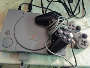 PlayStation 1 + 50 Giochi + 2 Controller - Foto 1 di 1