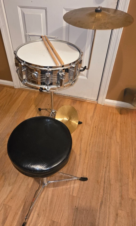 Caja de percusión de cañón con soporte, asiento y 2 platillos y palos Foto 1 de 4