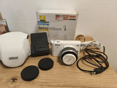 Nikon 1 Digitalkamera J1 10.1 Megapixel Body mit Objektiv Nikkor 10-30mm - Bild 1 von 4