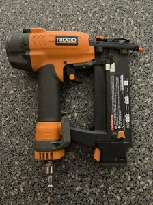 Ridgid R213BNA Brad Nailer 18 Gauge 5/8"" - 2 1/8"" Brad Nails LN - Foto 1 di 7