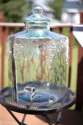 Dispensador de bebidas de vidrio italiano vintage de 5 galones con notables vides de uva  Foto 1 de 3