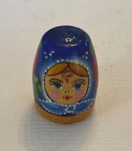 Russisches Souvenir Matroschka Fingerhut Holz handbemalt 0,75x1 Zoll - Bild 1 von 4