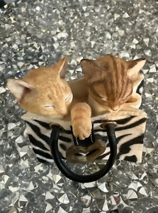 Ginger Katzen schlafen im Beutel mit Zebramuster, Herzfigur, Ornament, Country Artists, 2004 - Bild 1 von 11
