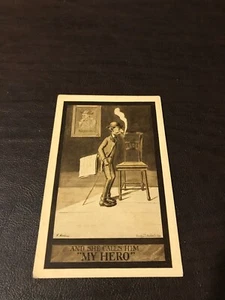 UMORISMO - CARTOLINA NON AFFRANCATA - E LEI LO CHIAMA IL MIO EROE...........SLOT 163 - Foto 1 di 2