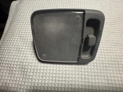 Luz cúpula montada trasera/central Nissan Titan OEM gris Foto 1 de 4