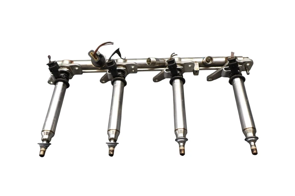 Правосторонняя направляющая впрыска топлива 12–18 Mercedes CLS550 W218 с оригинальными форсунками - Изображение 1 из 4