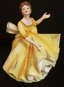 Hermosa estatuilla jardinera de porcelana mujer victoriana bailando vestido de oro amarillo - Imagen 1 de 12