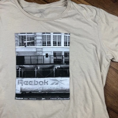 Camiseta Reebok Hombre Talla XL Tostada Manga Corta Estampado Blanco y Negro En la Parte Frontal *Leer Foto 1 de 4