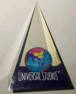Pisapapeles Universal Studios Orlando Globe Pyramid 3D recuerdo vintage 1996 - Imagen 1 de 5