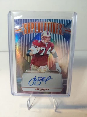 Panini Illusions 2023 - Superlativos Joe Staley #S-JSY Laranja (AU) - Imagem 1 de 2