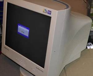 Samsung SyncMaster 957MB 19" flat CRT Screen Monitor VGA BNC 160 Hz - Picture 1 of 18
