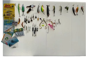 40 Stück 40 Vintage und keine Angelköder und andere Angelutensilien - Bild 1 von 23