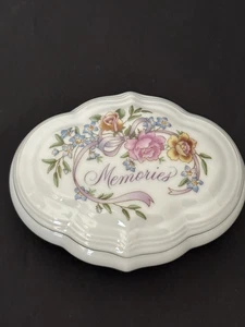 VINTAGE Avon Memories Sammlerstück Porzellan Spieluhr "Try to Remember" spielt - Bild 1 von 8