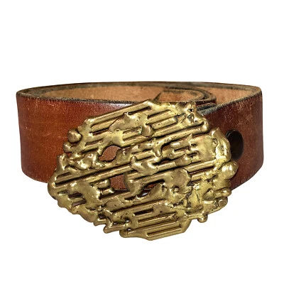 Hebilla de latón brutalista hecha a mano con cinturón de cuero beige Foto 1 de 3